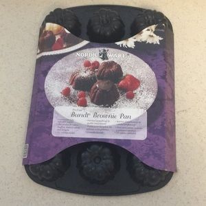 Nordic Ware Kitchen - NWT Mini bundt Pan Nordic Ware Kitchen - NWT Mini bundt Pan